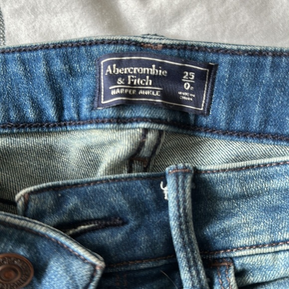 Like new Abercrombie and Fitch ankle jeans - Picture 2 of 6
